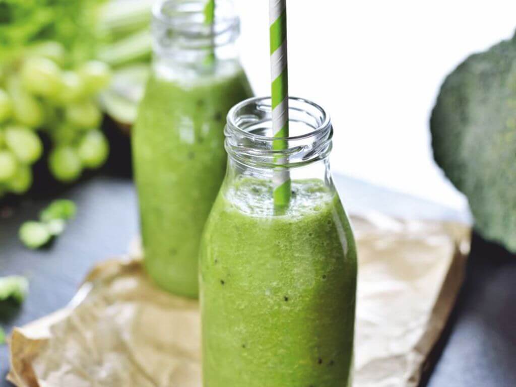 Energy smoothie with Spiroulina PLATENSIS powder bottles green smoothie detox spirulina spiroulina platensis s