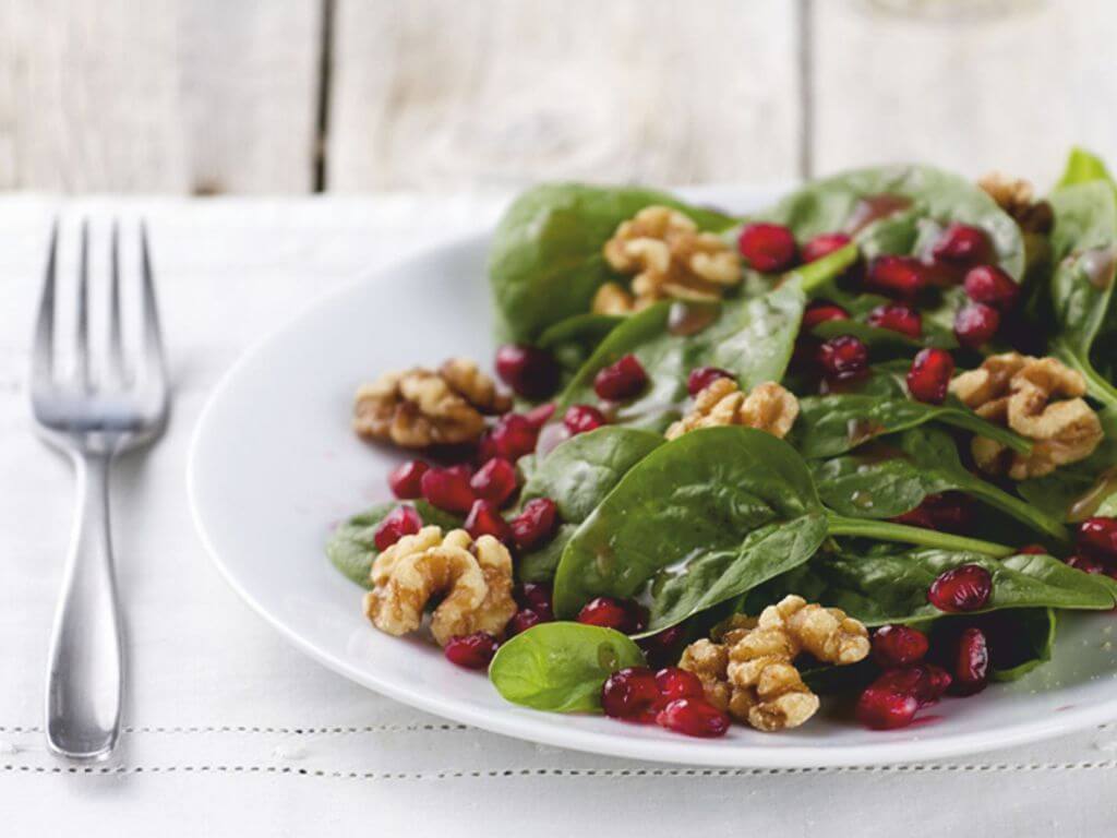 recipe christmas salad with spinach pomegranate and spiroulina platensis flakes spirulina superfood