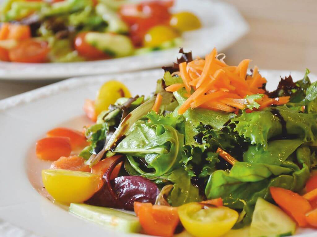 recipe salad with beetroot carrots lettuce and spiroulina platensis flakes spirulina superfood