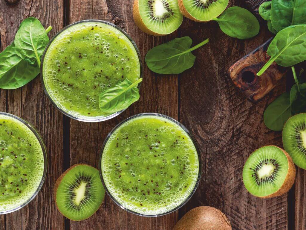 Smoothie με ακτινίδιο και Σκόνη Spiroulina PLATENSIS recipe smoothie with pineapple juice cucumber spinach and spiroulina platensis flakes spirulina superfood