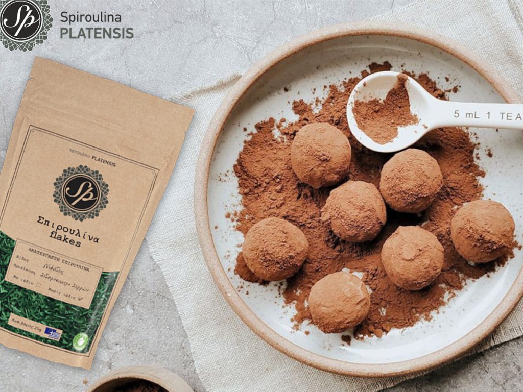 Vegan τρουφάκια με Σπιρουλίνα flakes vegan chocolate truffles cocoa balls spiroulina platensis flakes