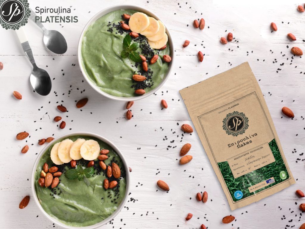 Acai bowl με Σπιρουλίνα flakes bowls with yogurt banana almond spiroulina platensis powder spirulina superfood site