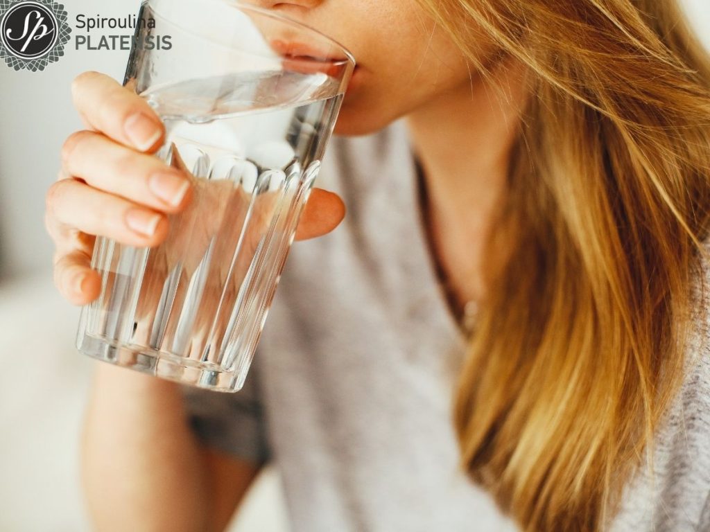 5 λόγοι για να μην ξεχνάς να πίνεις νερό! drink water spiroulina platensis spirulina superfood 2