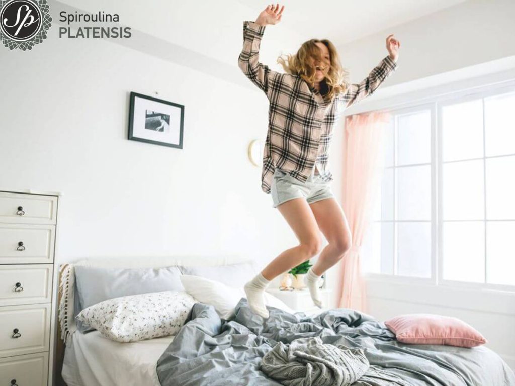 Γνωρίζεις τα tips για ατελείωτη ενέργεια; woman happy jump bed energy boost superfood spiroulina platensis spirulina