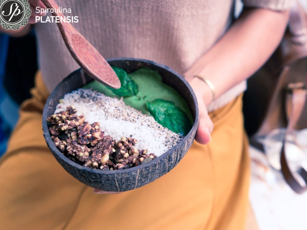 Spiroulina PLATENSIS στο πρωινό για γερό ανοσοποιητικό! acai bowl spiroulina platensis breakfast spirulina superfood