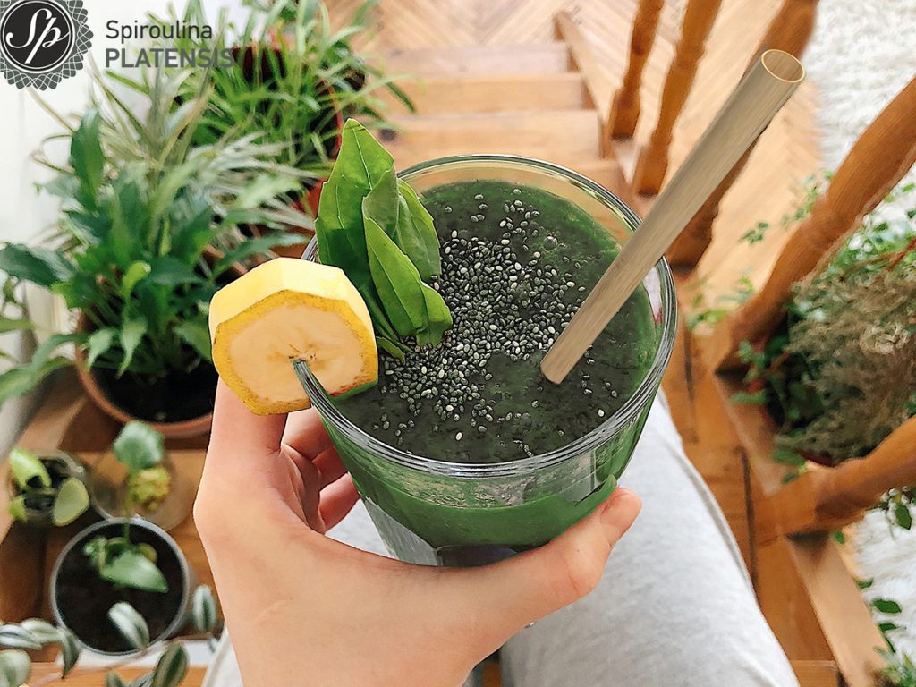 Πράσινο smoothie με Σπιρουλίνα flakes smoothie spiroulina platensis spirulina superfood immune boost detox