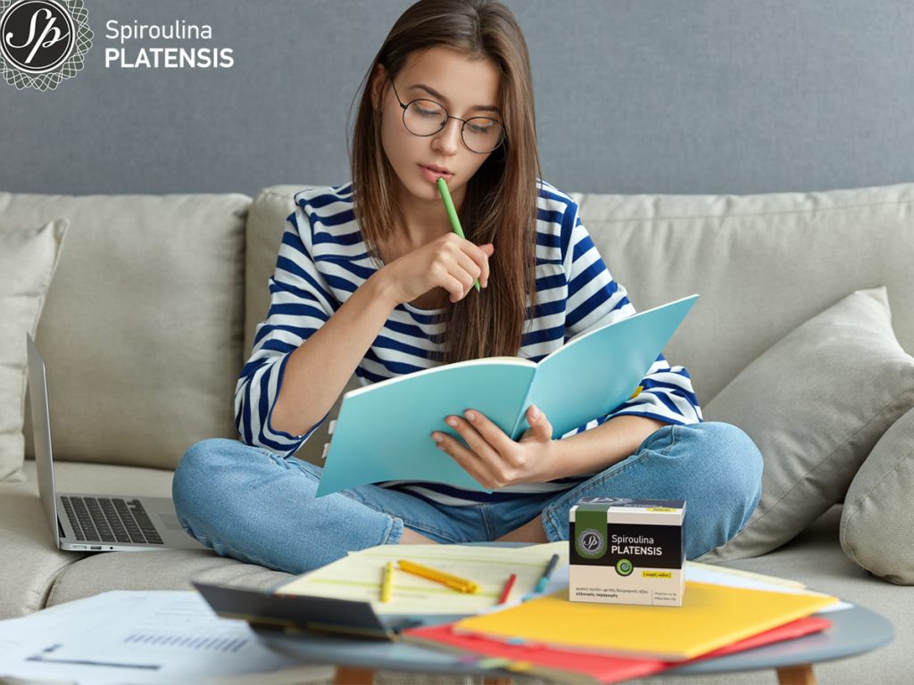 Tips για να μην πάρεις κιλά μέχρι τις εξετάσεις! studying online concept serious young woman being busy with remote site
