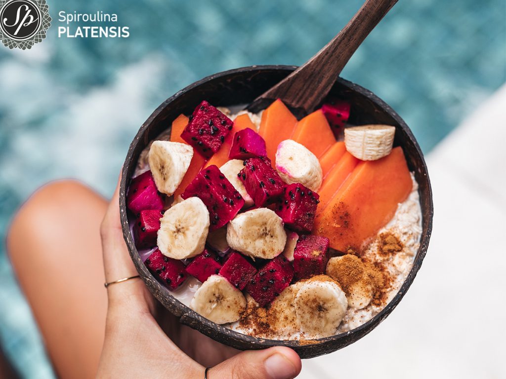 Summer acai bowl με Spiroulina PLATENSIS acai bowl spiroulina platensis flakes