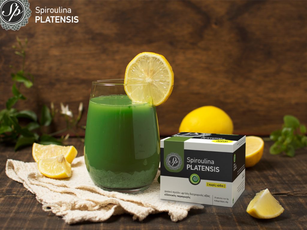 Smοothie για ρύθμιση μεταβολισμού με Spiroulina PLATENSIS arrangement with green smoothie lemons site
