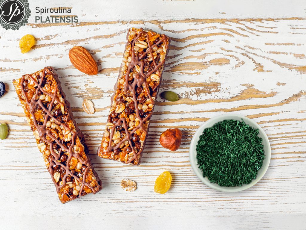 Τα καλύτερα σνακ για την παραλία healthy delicios granola bars with chocolate muesli bars with nuts dry fruits top view site
