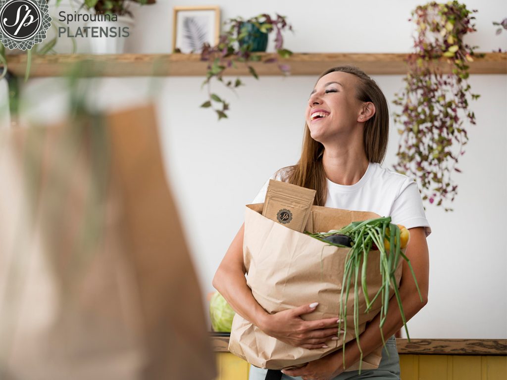5 διατροφικά tips που συμβάλλουν στη μείωση του αποτυπώματος άνθρακα woman holding shopping bag eco tips zero waste spiroulina platensis