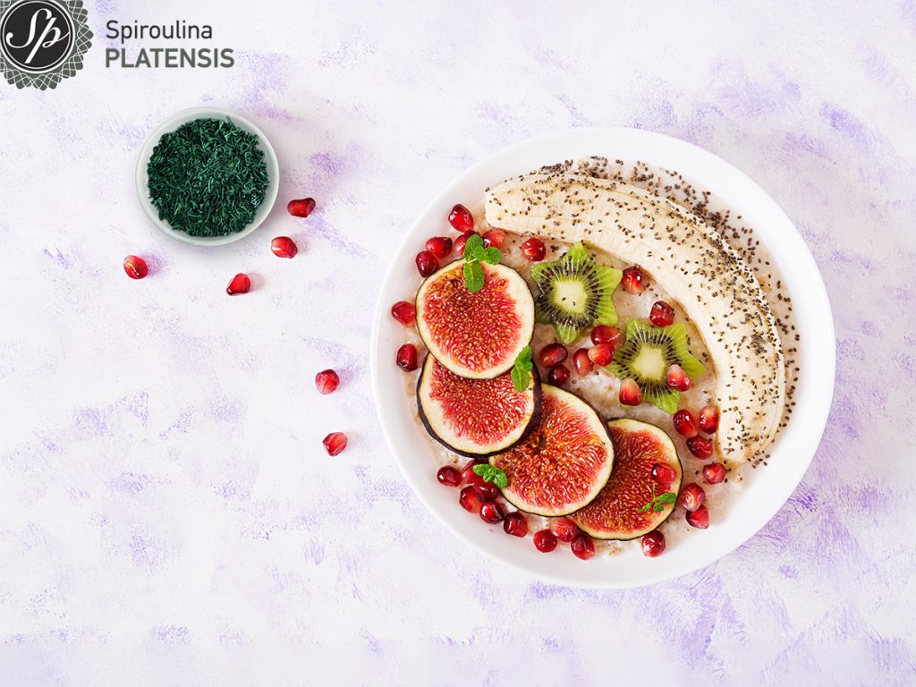 5 τροφές για super διάθεση delicious healthy oatmeal with figs kiwi pomegranate banana chia seeds healthy spiroulina platensis