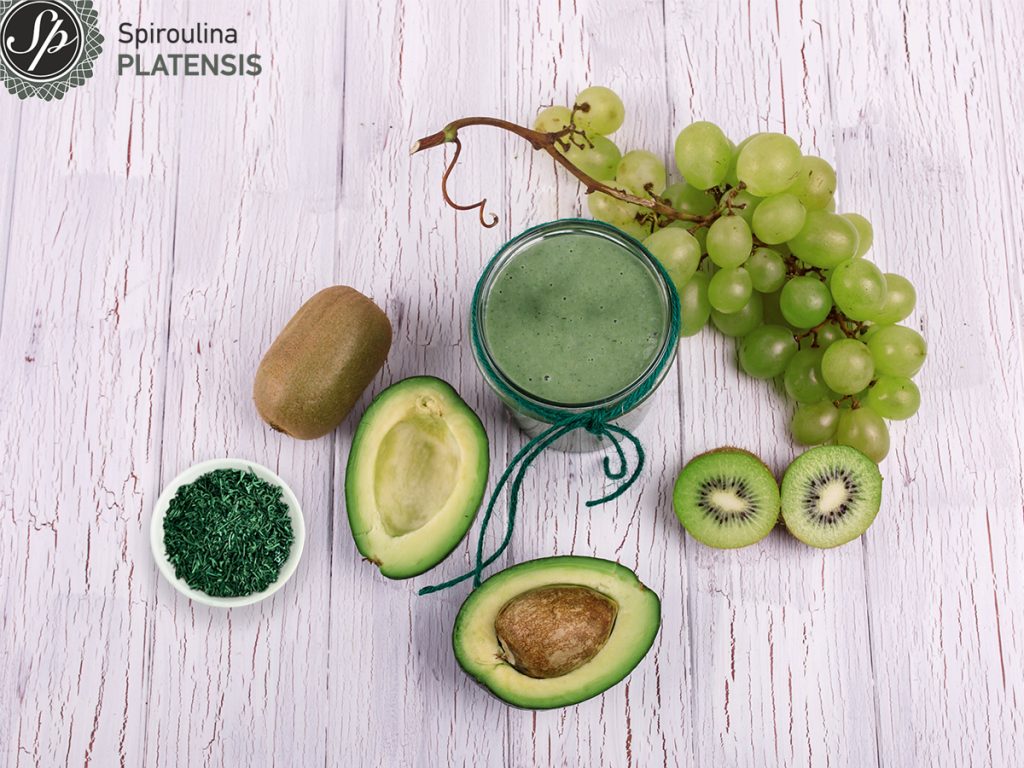 Smoothie με σταφύλι, αβοκάντο & Σπιρουλίνα flakes healthy smoothie with grape avocado kiwi lie table site 2