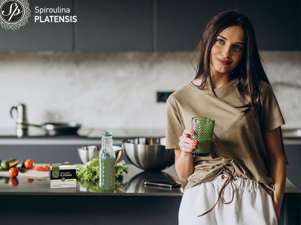 3 tips για super αποτοξίνωση young woman drinking juice home site