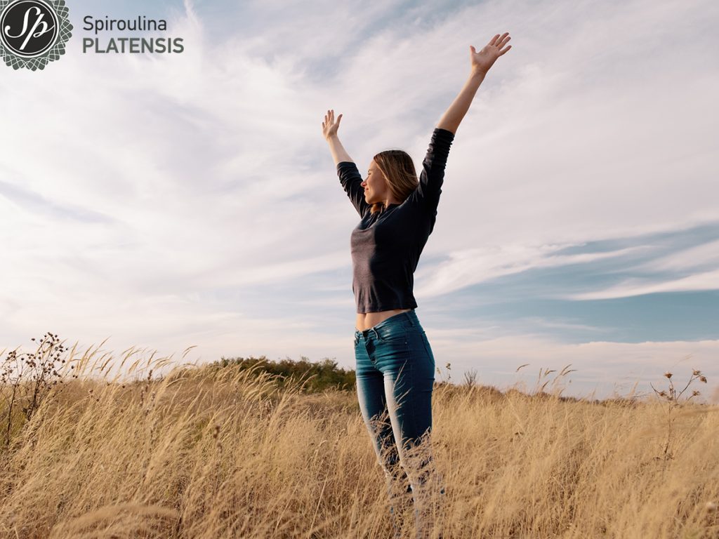 Στόχος Οκτωβρίου: Ανοσοποιητικό turbo! spiroulina platensis spirulina superfood immune boost young happy woman golden field sunset site