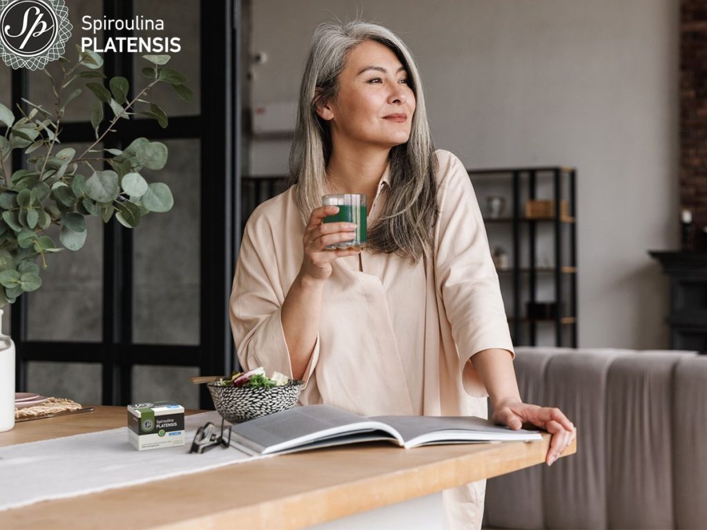 Spiroulina PLATENSIS: ιδανική για κάθε ηλικία mature woman reading book and drinking juice site