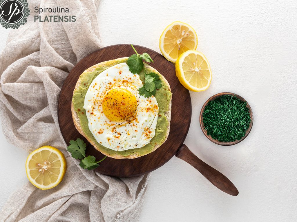 5 τροφές που μας φτιάχνουν τη διάθεση top view pita with avocado spread fried egg spiroulina platensis wellness