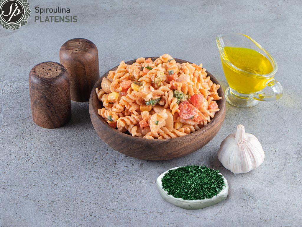 Κατσαρόνι Bio με Μελισσόχορτο & σολομό wooden bowl delicious fusilli pasta stone background spiroulina platensis bio